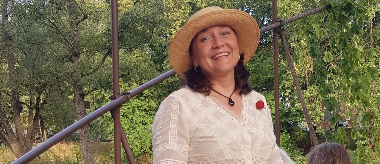 Erzählerin Karin mit Strohhut im Garten Momo in Tuttlingen